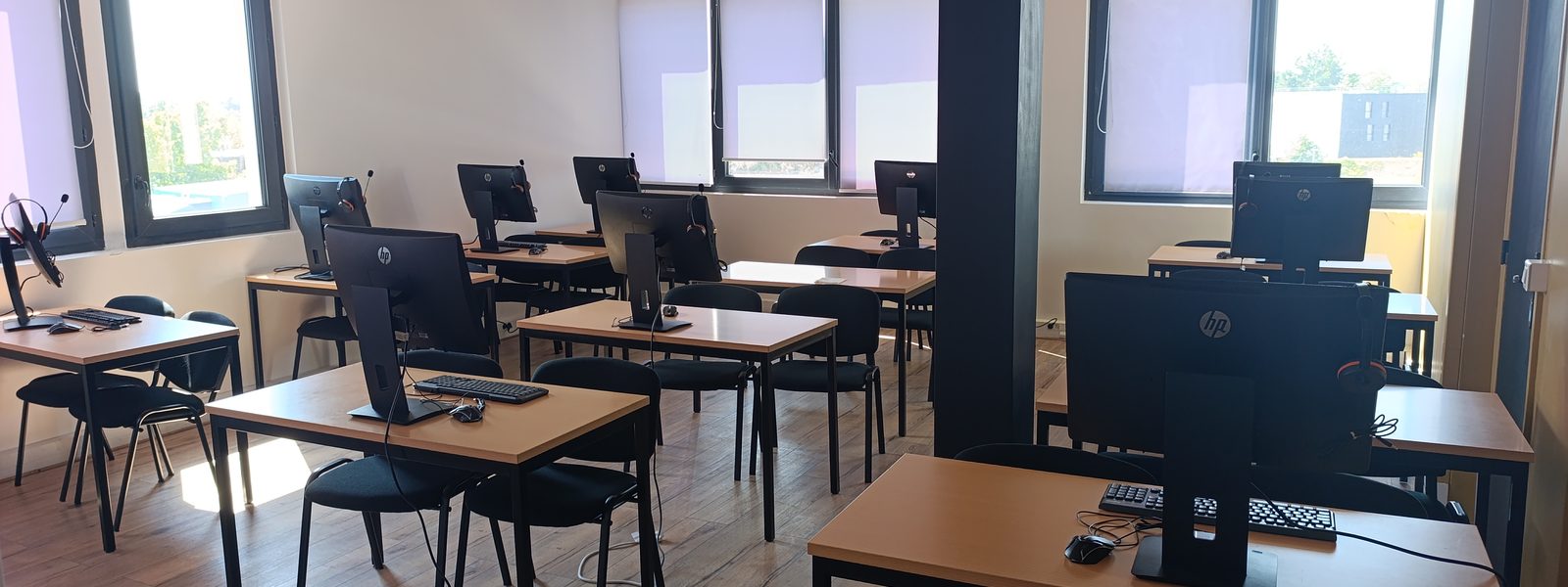 Salle informatique du centre HOURA! Formation &agrave; Meaux, un poste de travail par candidat