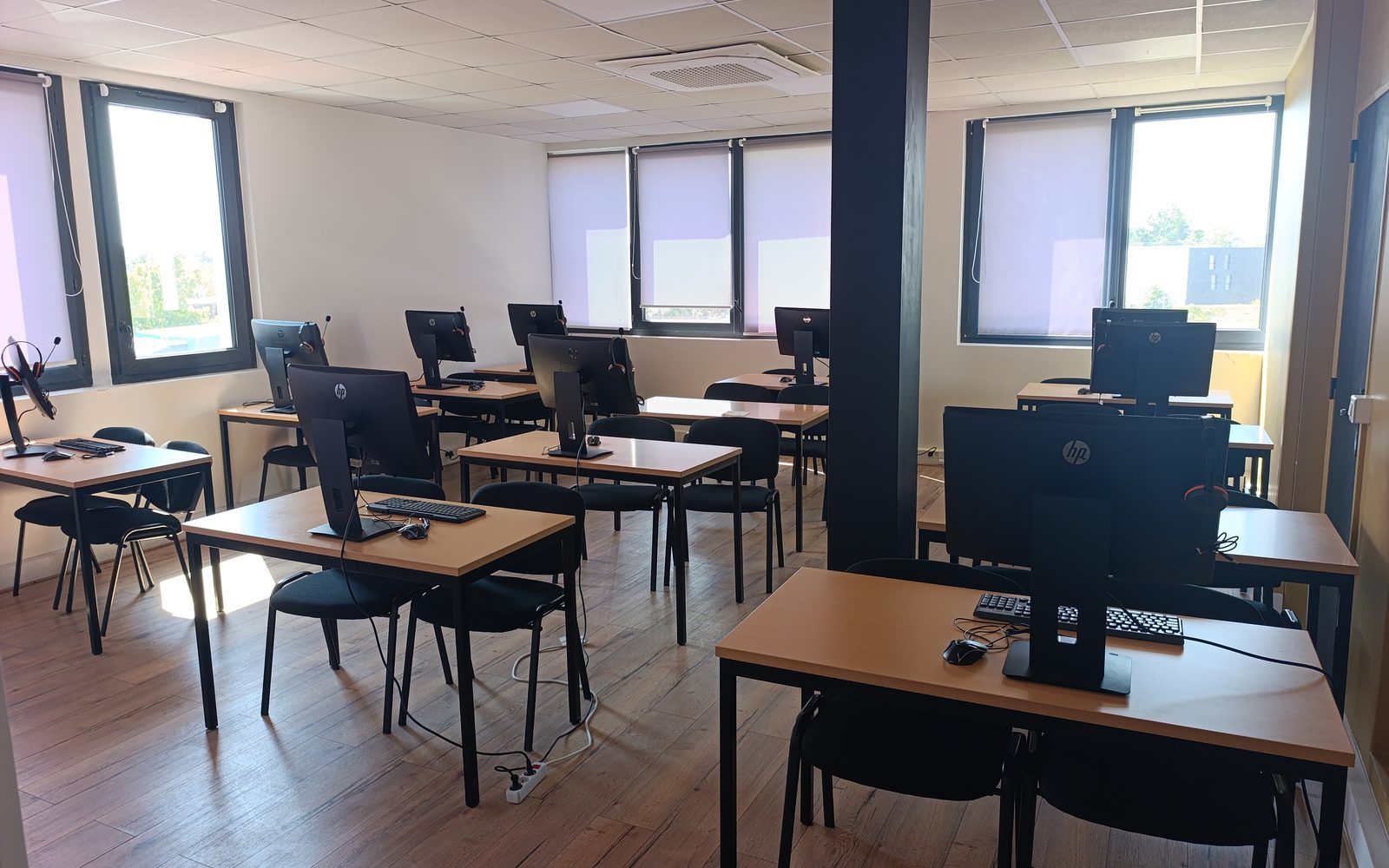 Salle informatique du centre HOURA! Formation &agrave; Meaux